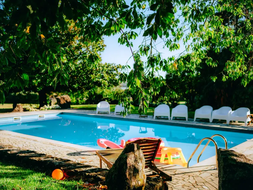 Piscina en un jardín