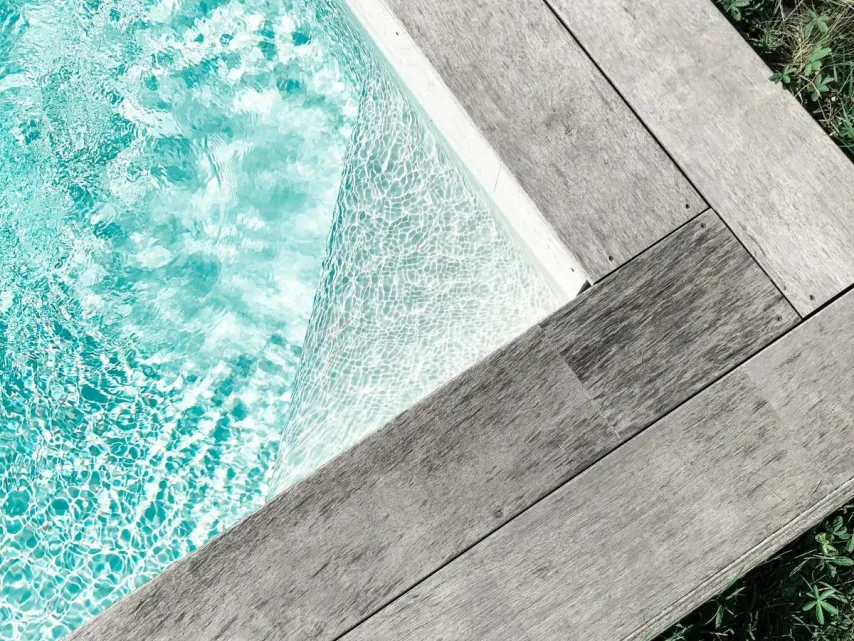 Piscina con el agua cristalina