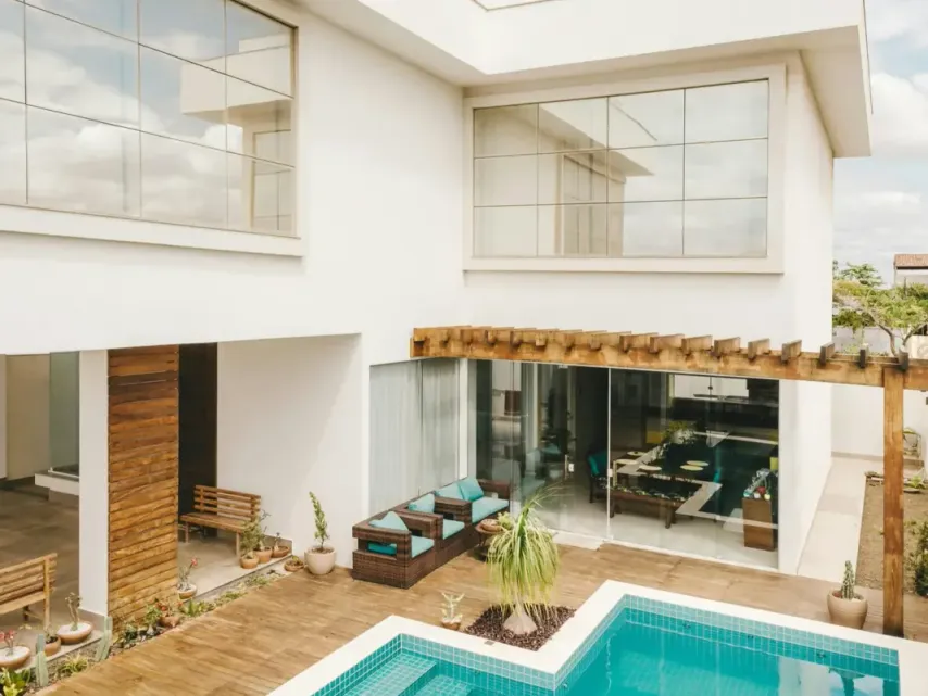 Piscina de chalet moderna